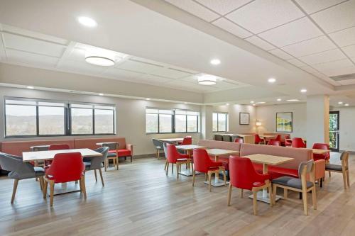 Comfort Suites Bloomsburg - image 2