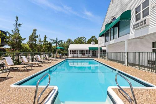 Super 8 by Wyndham Branson - Shepherd of the Hills Exwy in Branson, USA