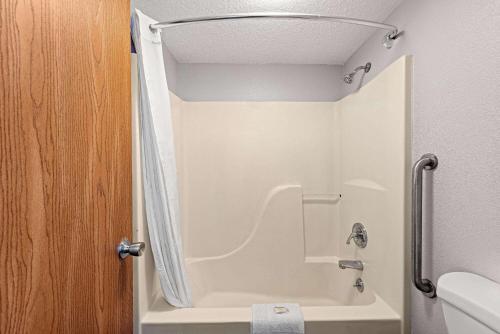 Super 8 by Wyndham Branson - Shepherd of the Hills Exwy in Branson, USA