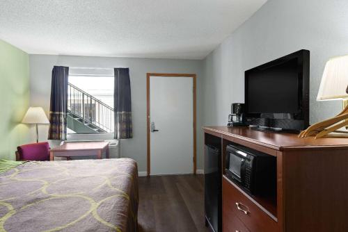 Super 8 by Wyndham Branson - Shepherd of the Hills Exwy