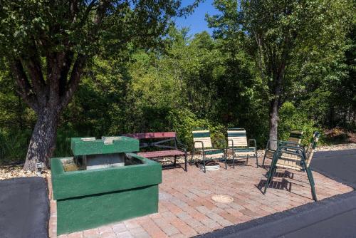 Super 8 by Wyndham Branson - Shepherd of the Hills Exwy