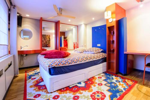 1 queen bed, 2 twin beds