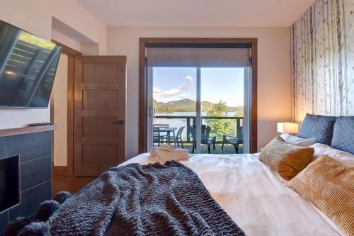Lake Resort Suite: Views & Amenities in Lac Superieur (QC)
