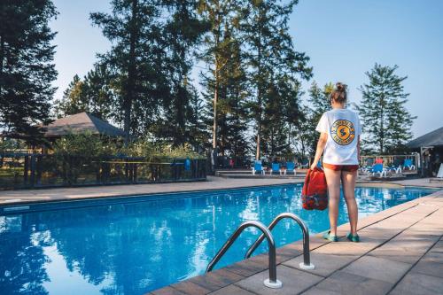 Lake Resort Suite: Views & Amenities in Lac Superieur (QC)