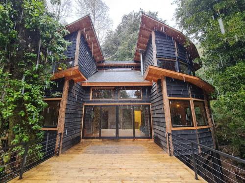 Mágica Casa Enclavada en el Corazón del Bosque