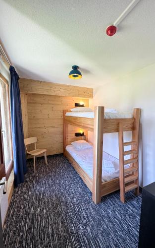 1 double bed, 1 bunk bed