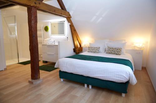 1 queen bed, 1 sofa bed
