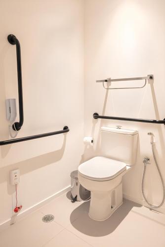 Premium PwD Disability Access - 1 King Bed image 1
