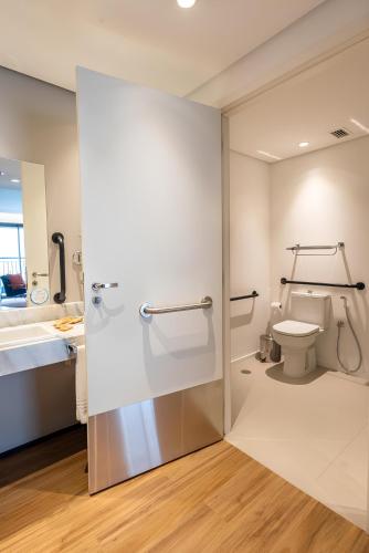 Premium PwD Disability Access - 1 King Bed image 4