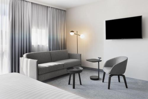 1 queen bed, 1 sofa bed