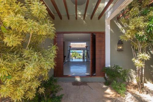 Mansão Imponente com Seis Suítes a 1min das Areias Praia da Ferradura Por Luxury Rentals (Mansao Imponente com Seis Suites a 1min das Areias Praia da Ferradura Por Luxury Rentals) in Ferradura Beach