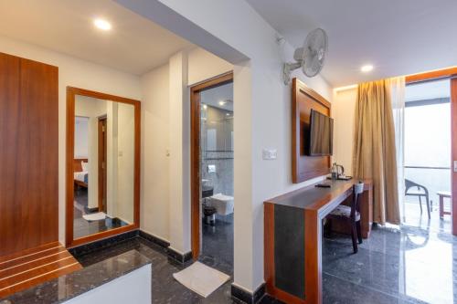 Premium Bathtub rooms with common Pool image 5