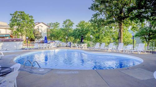 Branson Condo on Table Rock Lake with Pool and WiFI near Silver Dollar City