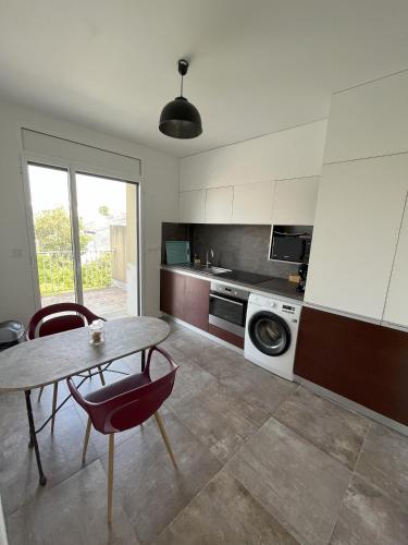 ห้องครัว, Villa Aziliz - Face Mer in แซงต์ นาแซร์