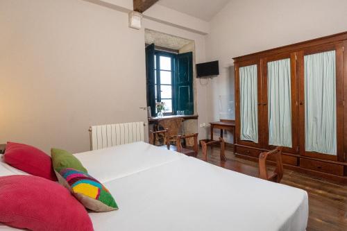 3 twin beds