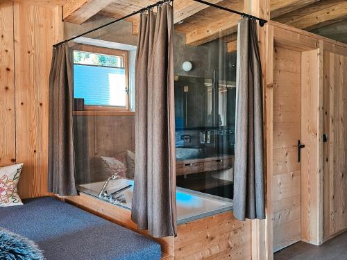 AlpenLuxus' GOLF SUITE in the SportLodge with natural pool, whirlpool & sauna