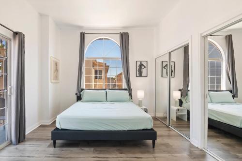 Spacious Private gated modern loft close to Universal Studio and Hollywood in Los Angeles, USA