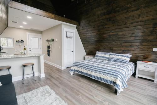 Deans Den: Private Deck w/ Jacuzzi and a View in New Braunfels, USA