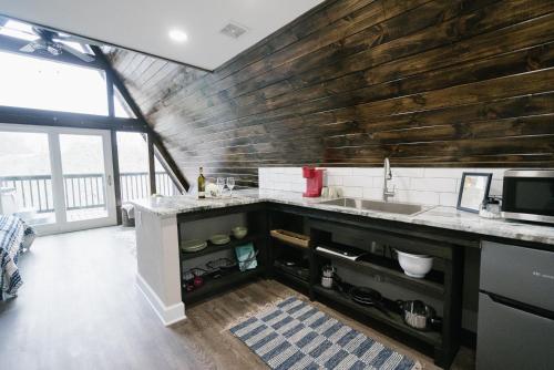 Deans Den: Private Deck w/ Jacuzzi and a View in New Braunfels, USA