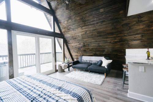Deans Den: Private Deck w/ Jacuzzi and a View in New Braunfels, USA