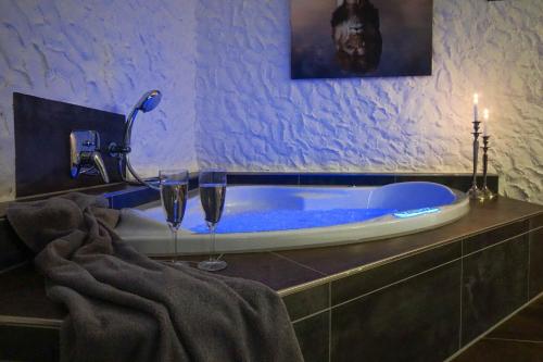 Pezsgőfürdő, Exklusives Reetdach-Ferienhaus mit Sauna, Whirlpool & Privatgarten - bis 10 Personen in Gnarrenburg