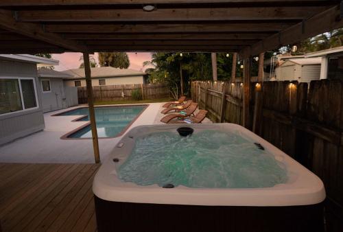 Tropical Spa Escape Sauna Pool Hot tub Firepit BBQ