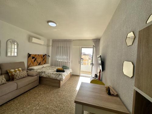 VER5 - 5th-Floor Studio with Sea-View Terrace and Pool - AC, 5 min Walk to the Centre, Torremolinos (zdjęcie 3)