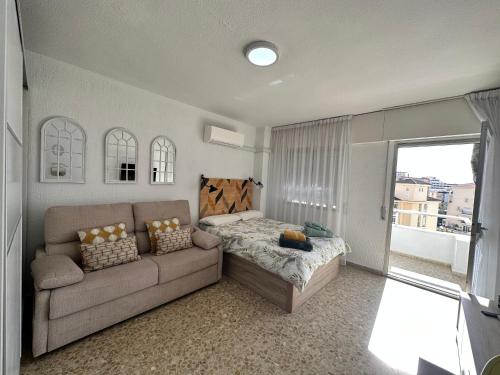 VER5 - 5th-Floor Studio with Sea-View Terrace and Pool - AC, 5 min Walk to the Centre, Torremolinos (zdjęcie 9)
