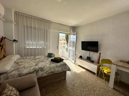 VER5 - 5th-Floor Studio with Sea-View Terrace and Pool - AC, 5 min Walk to the Centre, Torremolinos (zdjęcie 10)