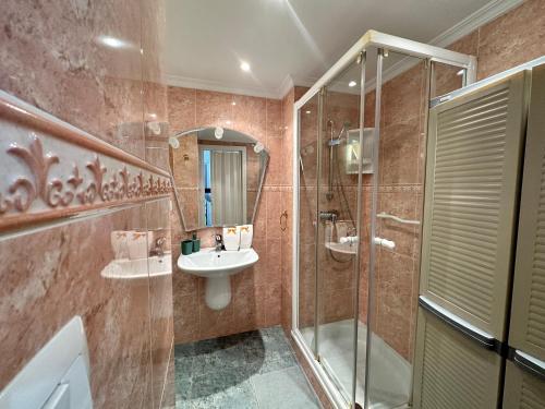 VER5 - 5th-Floor Studio with Sea-View Terrace and Pool - AC, 5 min Walk to the Centre, Torremolinos (zdjęcie 5)