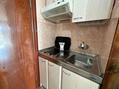 VER5 - 5th-Floor Studio with Sea-View Terrace and Pool - AC, 5 min Walk to the Centre, Torremolinos (zdjęcie 6)