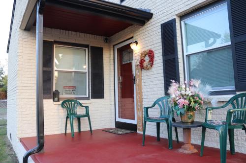 Charming 2 bedroom Retreat minutes from Downtown Charming 2 bedroom Retreat minutes from Downtown