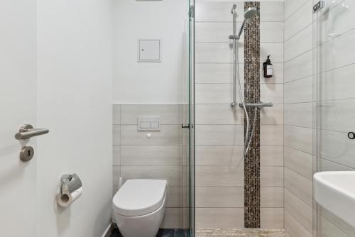 Shower, Vorstadtoase fur 3 - Queensize-Bett, Schlafcouch, Parkplatz & Netflix - Nahe BER in Kopenick