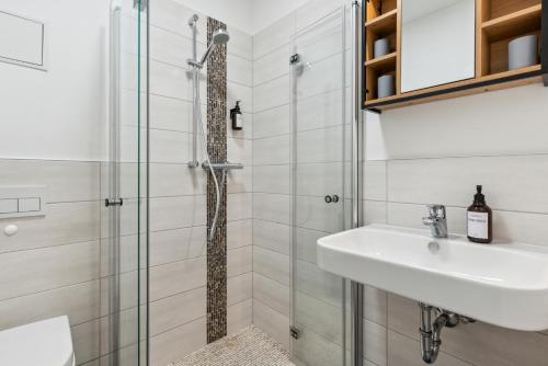 Shower, Vorstadtoase fur 3 - Queensize-Bett, Schlafcouch, Parkplatz & Netflix - Nahe BER in Kopenick