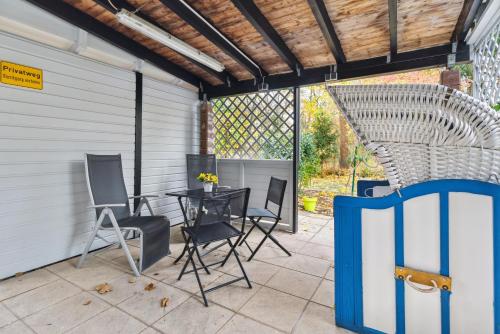 Balcony/terrace, Vorstadtoase fur 3 - Queensize-Bett, Schlafcouch, Parkplatz & Netflix - Nahe BER in Kopenick