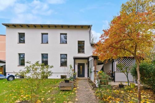 Exterior view, Vorstadtoase fur 3 - Queensize-Bett, Schlafcouch, Parkplatz & Netflix - Nahe BER in Kopenick