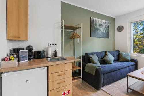 Vorstadtoase - 3 Personen - Apartment mit Queensize-Bett, Badewanne, Schlafcouch, Parken, Netflix, Nähe BER