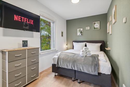 Vorstadtoase - 3 Personen - Apartment mit Queensize-Bett, Badewanne, Schlafcouch, Parken, Netflix, Nähe BER