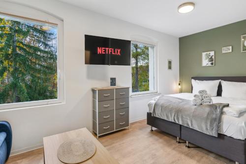 Vorstadtoase - 3 Personen - Apartment mit Queensize-Bett, Badewanne, Schlafcouch, Parken, Netflix, Nähe BER