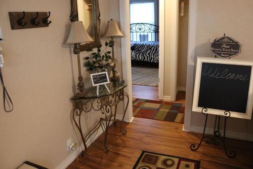 Charming 2 bedroom Retreat minutes from Downtown Charming 2 bedroom Retreat minutes from Downtown