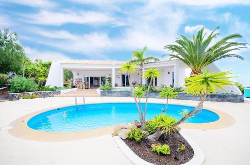 Luxe Villa with Private Pool, Jacuzzi and Spectacular Views Luxe Villa with Private Pool, Jacuzzi and Spectacular Views