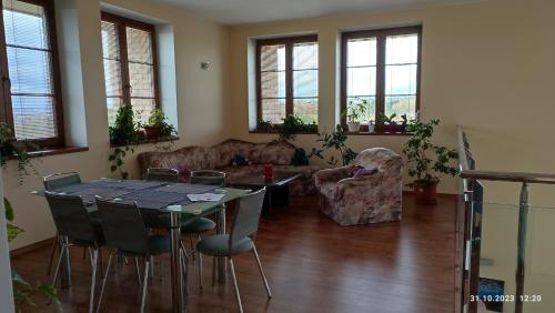 Villa Homestay Nad Helmrovkou