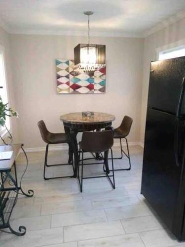 Charming 2 bedroom Retreat minutes from Downtown Charming 2 bedroom Retreat minutes from Downtown