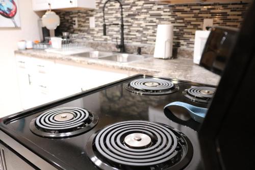 Charming 2 bedroom Retreat minutes from Downtown Charming 2 bedroom Retreat minutes from Downtown