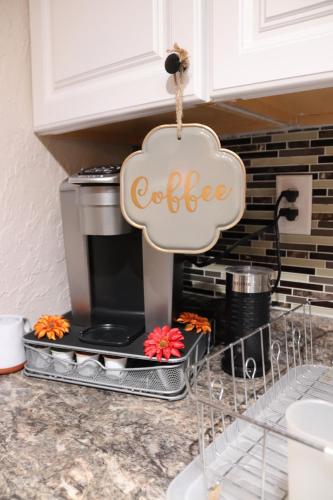 Charming 2 bedroom Retreat minutes from Downtown Charming 2 bedroom Retreat minutes from Downtown