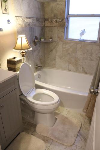 Charming 2 bedroom Retreat minutes from Downtown Charming 2 bedroom Retreat minutes from Downtown