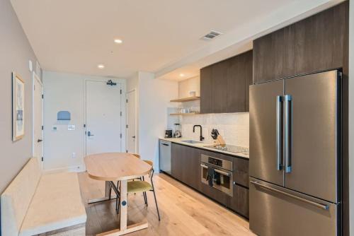 Luxury 1BR with Views, Rooftop Pool and Walk To Rainey St. in Austin, USA