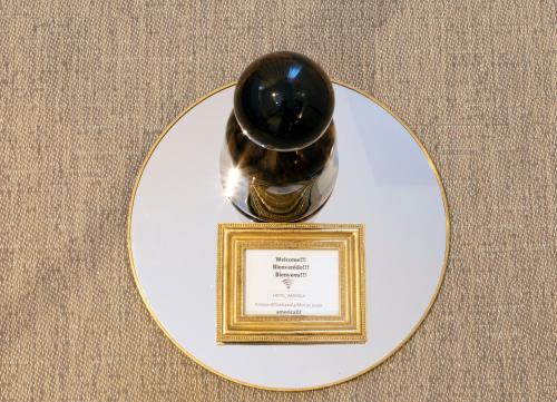 Hotel America - image 6