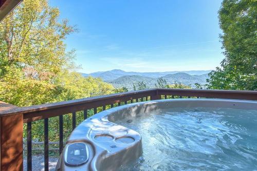 Hot Tub~Views~Hiking~Private in Lake Junaluska, USA