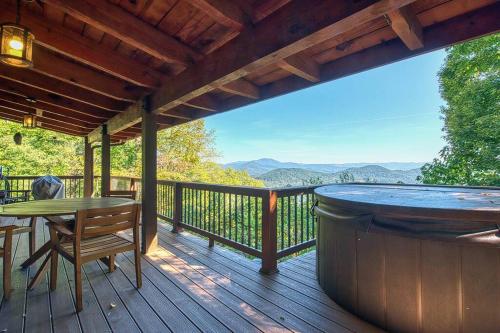 Hot Tub~Views~Hiking~Private in Lake Junaluska, USA